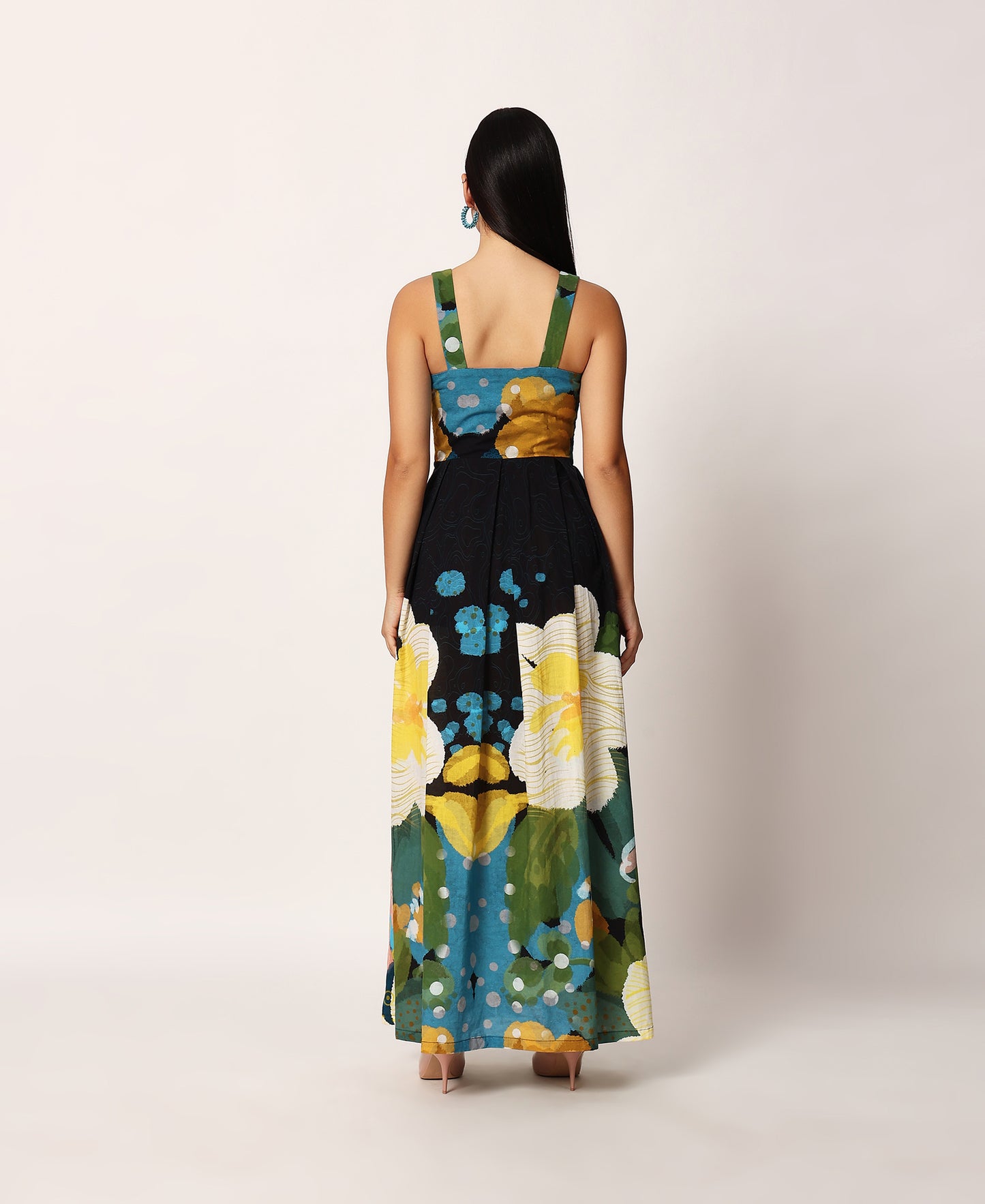 Kosumosu black dress